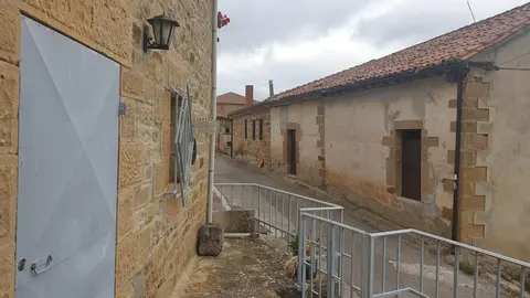 Casa cerrada en un pueblo de Cantabria