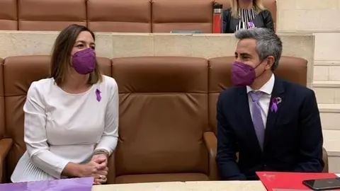 Mar&iacute;a S&aacute;nchez y Pablo Zuoaga, en el Parlamento