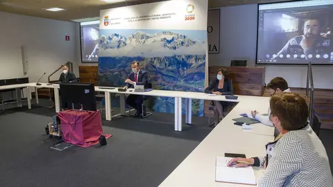 Reuni&oacute;n del consejero de DEsarrollo Rural con represnetantes del sector primario sobre la protecci&oacute;n al lobo