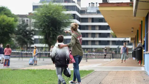 Una madre con su hijo en las inmediaciones de un colegio de Santo&ntilde;a. Archivo