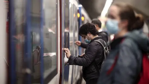 Pasajeros en un and&eacute;n del metro de Oporto, Madrid (Espa&ntilde;a), a 17 de noviembre de 2020.