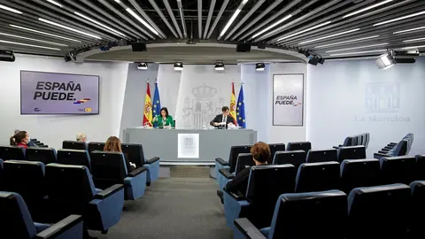 El ministro de Sanidad, Salvador Illa, ofrece una rueda de prensa junto a la ministra de Pol&iacute;tica Territorial y Funci&oacute;n P&uacute;blica, Carolina Darias, tras la reuni&oacute;n del Consejo Interterritorial del Sistema Nacional de Salud en el Complejo de la Moncloa 