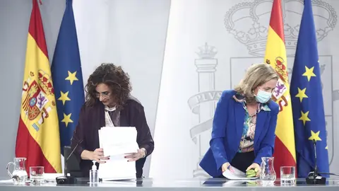 (I-D) La ministra Portavoz y de Hacienda, Mar&iacute;a Jes&uacute;s Montero, y la vicepresidenta y ministra de Asuntos Econ&oacute;micos y Digitalizaci&oacute;n, Nadia Calvi&ntilde;o, comparecen en rueda de prensa posterior al Consejo de ministros en Moncloa, a 17 de noviembre de 2020.