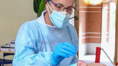 Una sanitaria realiza un test de ant&iacute;genos a un hombre