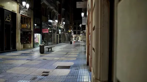 Calle San Francisco de Santander la segunda noche de toque de queda en Cantabria. Archivo