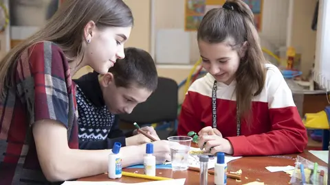 Ni&ntilde;os dibujando