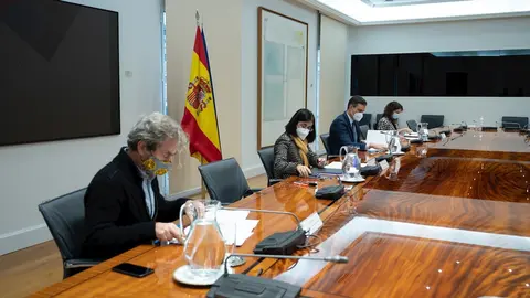 El presidente del Gobierno, Pedro S&aacute;nchez (2d), preside la reuni&oacute;n del Comit&eacute; de Seguimiento del Coronavirus, en el Complejo de la Moncloa, en Madrid, (Espa&ntilde;a), a 26 de noviembre de 2020.