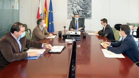 El consejero de Desarrollo Rural, Ganader&iacute;a, Pesca, Alimentaci&oacute;n y Medio Ambiente, Guillermo Blanco, y el presidente de la Mancomunidad de Municipios Sostenibles, Javier Incera (segundo por la derecha), entre otros