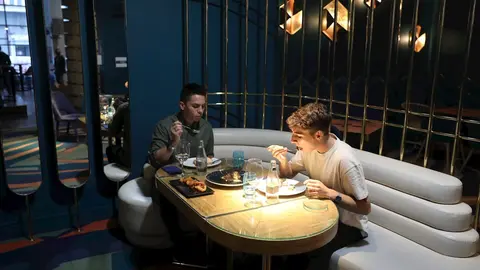 Dos personas comen en una de las mesas del Restaurante Marta, Cari&ntilde;o!, en Madrid (Espa&ntilde;a), a 16 de octubre de 2020. Este restaurante era el antiguo Tanqueray Room/Larios Caf&eacute;, uno de los bares de copas, discotecas, salas de baile y de la Comunidad de Madr