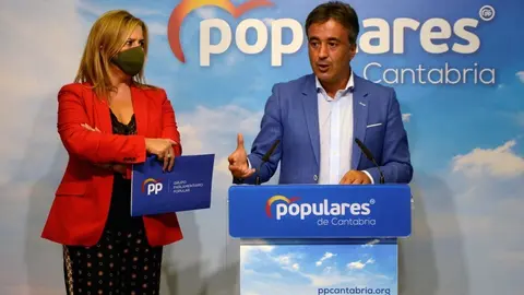 Los diputados del PP Diego Movell&aacute;n y Elena Castillo