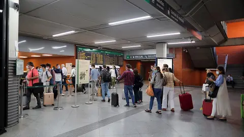 Pasajeros realizan cola para entrar a un tren de la Estaci&oacute;n de Atocha Renfe.