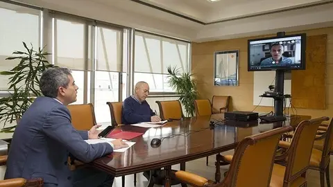 El vicepresidente de Cantabria, Pablo Zuloaga, y el director general de Universidades, Investigaci&oacute;n y Transferencia del Gobierno regional, Antonio Dom&iacute;nguez, en una reuni&oacute;n telem&aacute;tica con el ministro de Ciencia e Innovaci&oacute;n, Pedro Duque