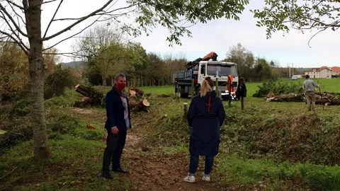El alcalde de Santa Cruz de Bezana, Alberto Garc&iacute;a Onand&iacute;a, visita las obras de limpieza de los arroyo Otero y Palancate