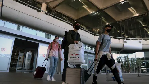 Varios turistas de diferentes pa&iacute;ses a la llegada del aeropuerto de M&aacute;laga, tras pasar el control de aduanas de dicho aeropuerto donde es imprescindible una prueba de PCR negativo impuesto por el Gobierno de Espa&ntilde;a, para poder entrar en la localidad. M&aacute;la