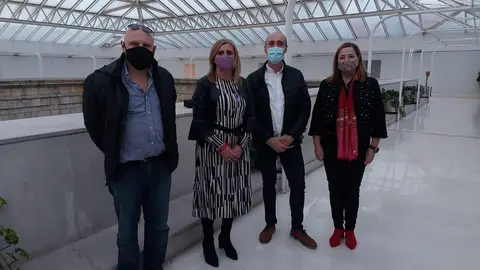 La secretaria de Organizaci&oacute;n del PSOE y portavoz parlamentaria de los socialistas, Noelia Cobo, junto a la diputada Yolanda Algorri, y representantes del sector del reparto de comida a domicilio