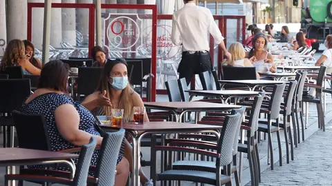 Varias personas disfrutan en una terraza en las inmediaciones de la Plaza Mayor de Valladolid, Castilla y Le&oacute;n (Espa&ntilde;a)
