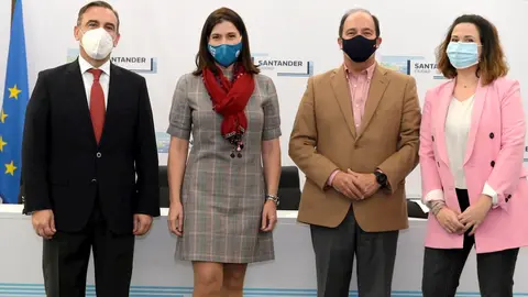 Representantes del Ayuntamiento, Banco Santander y C&aacute;mara de Comercio