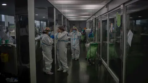 Sanitarios protegidos en la Unidad de Cuidados Intensivos 