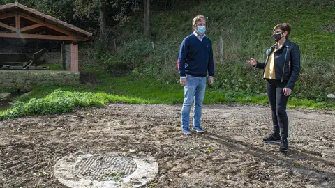 El alcalde, Pablo Diestro, y la concejala de Obras, Margari Mart&iacute;nez, en la Covanera, en Valles, uno de los puntos donde se han realizado los trabajos