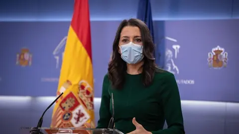 La presidenta de Ciudadanos, In&eacute;s Arrimadas, en una rueda de prensa en el Congreso de los Diputados.