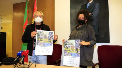 Pedro Barrio y Esther V&eacute;lez presentan la exposici&oacute;n del artista en la sala Mauro Muriedas