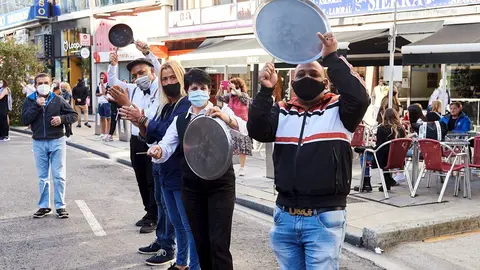 Varias personas realizan una cacerolada en una protesta anterior del sector de la hosteler&iacute;a ante las restricciones por el COVID-19