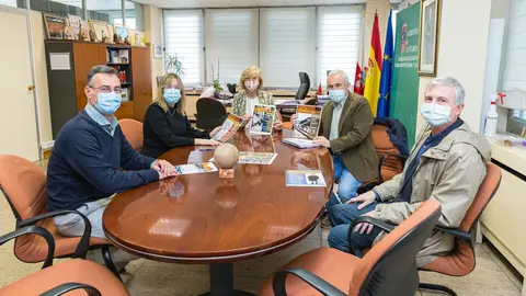 La consejera de Educaci&oacute;n, Marina Lomb&oacute;, con representantes de Cab&aacute;s