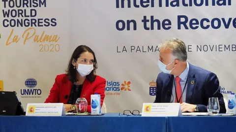 La ministra de Turismo, Reyes Maroto, y el presidente de Canarias, &Aacute;ngel V&iacute;ctor Torres, en una rueda de prensa celebrada en La Palma con motivo de la conferencia 'Poniendo en marcha la recuperaci&oacute;n del turismo internacional'