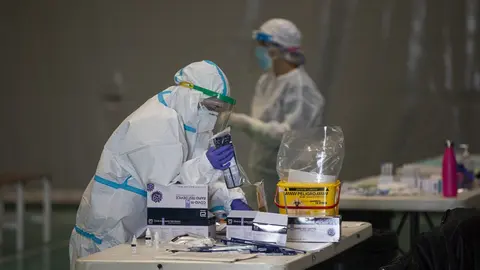 Sanitarios trabajando con test de ant&iacute;genos