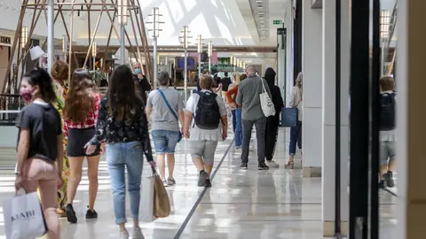 Gente en un centro comercial.