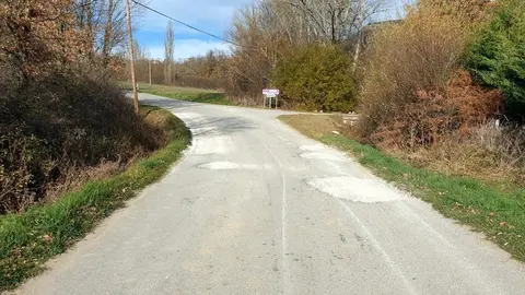 Carretera con baches en Valderredible