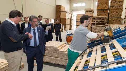 El presidente de Cantabria, Miguel &Aacute;ngel Revilla, en Maderas y Pallets del Besaya