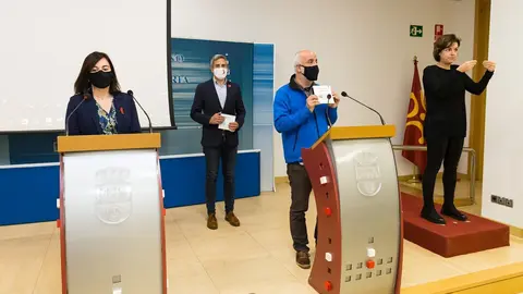 Presentaci&oacute;n de la Gu&iacute;a de Lectura F&aacute;cil de la Agenda 2030 con el vicepresidente de Cantabria, Pablo Zuloaga (centro); la directora general de Cooperaci&oacute;n, Silvia Abascal, y el gerente de la Red C&aacute;ntabra de Desarrollo Rural, Fernando Isasi