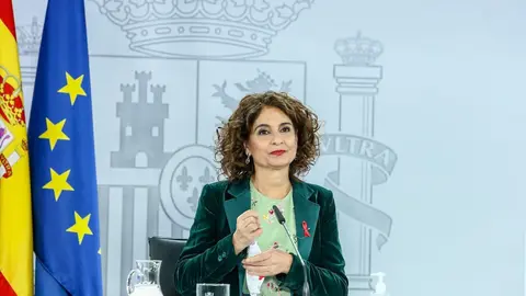 La ministra portavoz y de Hacienda, Mar&iacute;a Jes&uacute;s Montero, comparece en rueda de prensa tras el Consejo de Ministros celebrado en Moncloa (Madrid), a 1 de diciembre de 2020