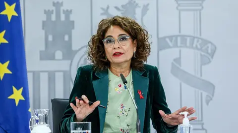 La ministra portavoz y de Hacienda, Mar&iacute;a Jes&uacute;s Montero, comparece en rueda de prensa tras el Consejo de Ministros celebrado en Moncloa (Madrid), a 1 de diciembre de 2020. La reuni&oacute;n se ha producido mientras en el Congreso se debate la fase final del Proy