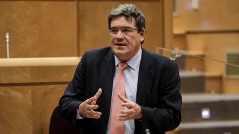 El ministro de Inclusi&oacute;n, Seguridad Social y Migraciones, Jos&eacute; Luis Escriv&aacute;, durante su intervenci&oacute;n en una sesi&oacute;n de control al Gobierno en el Senado, en Madrid (Espa&ntilde;a) a 14 de julio de 2020. Con este pleno, la C&aacute;mara Alta dar&aacute; por terminada su activida