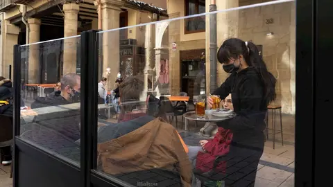 La terraza de un bar durante el primer d&iacute;a de reapertura de la hosteler&iacute;a en Logro&ntilde;o