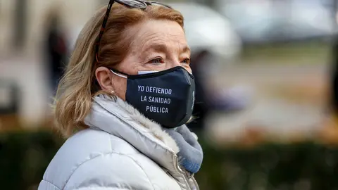 Una mujer lleva una mascarilla donde se lee "yo defiendo la sanidad p&uacute;blica" durante una manifestaci&oacute;n de la Marea Blanca en Madrid (Espa&ntilde;a), a 29 de noviembre de 2020.