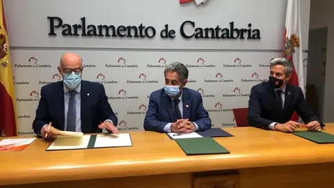 De izda a derecha: El portavoz parlamentario de Cs, F&eacute;lix &Aacute;lvarez; el presidente de Cantabria, Miguel &Aacute;ngel Revilla, y el vicepresidente, Pablo Zuloaga