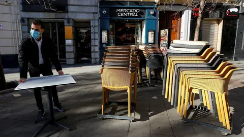 Camareros limpiando y poniendo las mesas en las terrazas de los bares a primera hora de las ma&ntilde;ana, tras rebajar la Junta de Andaluc&iacute;a las restricciones anteriores que manten&iacute;an cerrado los negocios durante todo el d&iacute;a. A partir de este d&iacute;a los negocios s
