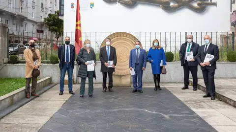 Revilla tiende la mano a los colegios profesionales para colaborar en la recuperaci&oacute;n de Cantabria