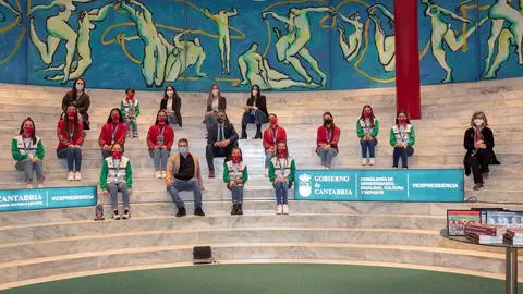 El vicepresidente regional, Pablo Zuloaga, recibe al equipo EDM Torrelavega de gimnasia r&iacute;tmica