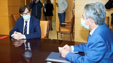 El ministro de Sanidad, Salvador Illa (i), durante una reuni&oacute;n con el presidente de Cantabria, Miguel &Aacute;ngel Revilla, en la sede del Ejecutivo c&aacute;ntabro, en Pe&ntilde;a Herbosa, Santander, Cantabria (Espa&ntilde;a), a 3 de diciembre de 2020. Illa ha viajado a Cantabria p
