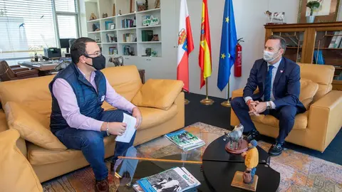 El consejero Guillermo Blanco con el alcalde de Ruente