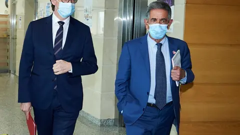 El ministro de Sanidad, Salvador Illa, con el presidente de Cantabria, Miguel &Aacute;ngel Revilla
