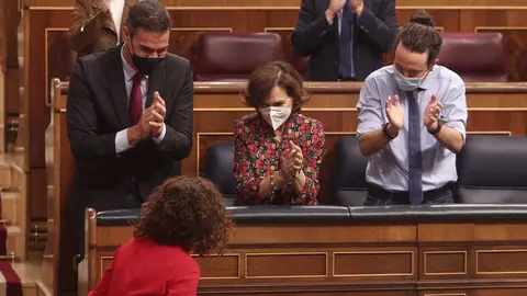 (El presidente Pedro S&aacute;nchez y los vicepresidentes Carmen Calvo y Pablo Iglesias aplauden a la ministra de Hacienda, Maria Jes&uacute;s Montero.