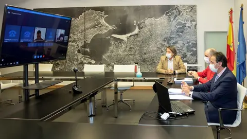 El consejero de Obras P&uacute;blicas,  Jos&eacute; Luis Gochicoa, en la reuni&oacute;n telem&aacute;tica con los alcaldes