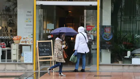Una mujer con paraguas en Madrid en un d&iacute;a de lluvia