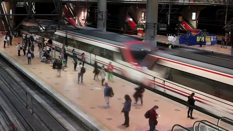Pasajeros esperan en un and&eacute;n de la Estaci&oacute;n de Madrid-Puerta de Atocha Adif, en Madrid (Espa&ntilde;a), a 28 de septiembre de 2020. 
