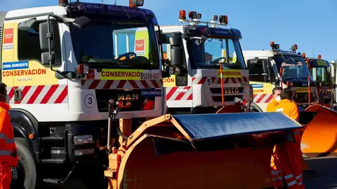 Camiones quita nieve el d&iacute;a de la presentaci&oacute;n del Plan de Inclemencias Invernales 2020-2021, en el Puerto de Cotos, Rascafr&iacute;a, Madrid (Espa&ntilde;a), a 23 de noviembre de 2020. El plan integra integra los medios de emergencias y el protocolo para la Campa&ntilde;a de